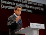 Sarkozy insta a sus ministros a pasar sus vacaciones en Francia