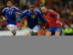 Iniesta se marcha de varios jugadores de Colombia