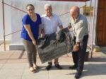 Loriguilla retira una placa franquista de la fachada de su Ayuntamiento
