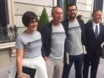 Los diputados de Compromís reivindican con sus camisetas que "otro gobierno es posible"