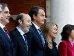 Zapatero posa en la Moncloa con sus nuevos ministros tras la remodelación