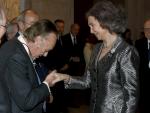 La Reina admira en El Prado las obras donadas por la familia Várez Fisa