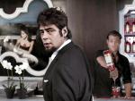 Benicio del Toro, heroicidad y seducción latina en el calendario Campari 2011