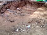 Hallan los primeros restos de fusilados en una fosa común de Cazalla de la Sierra