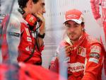 Fernando Alonso dialoga con su ingeniero de pista, Andrea Stella