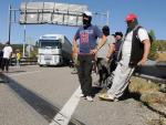 Piquetes cortan varias carreteras de León con camiones, listones y árboles