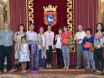 Diez ciudadanos reciben sus premios por participar en la votación del público de los fuegos artificiales