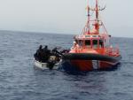 Rescatan a 10 personas de una patera a 7 millas de Santa Pola (Alicante)