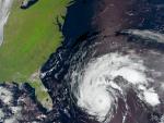 El poderoso huracán "Earl" se aproxima a la costa de Carolina del Norte