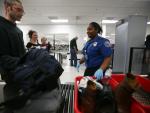 Interrogan a propietario de maleta sospechosa hallada en aeropuerto de Miami