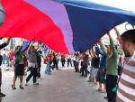 Los bisexuales despliegan una gran bandera para reivindicar su visibilidad