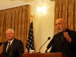 El secretario de Defensa de EEUU se reúne con Karzai durante una visita sorpresa a Afganistán