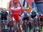 Dumoulin se impone al sprint y Contador controla su liderato