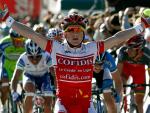 Dumoulin (Cofidis) se lleva la quinta etapa al esprint y Contador sigue líder
