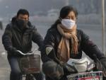 La contaminación en China obliga a cancelar vuelos y cerrar autopistas.