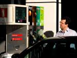 Españoles echan 3 litros menos de combustible en cada repostaje, dice estudio
