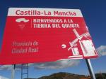 C-LM recibe a sus visitantes con nuevas señales con la imagen de Cervantes en las principales vías de acceso