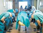 Los médicos le hacen la reverencia al cuerpo de un niño chino que decidió donar sus órganos a punto de morir
