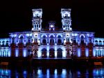 La fachada principal del Ayuntamiento de San Sebastián estrena su nueva iluminación