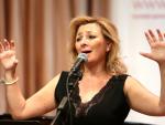 Pilar Boyero canta coplas por Carlos Cano, músico de "causas injustas" y "salvador" del género