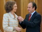 La Reina recibe la insignia de oro y brillantes del Museo Arqueológico de Alicante