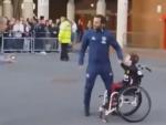 El bonito gesto de Mata con un aficionado discapacitado aficionado al United