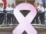 Cifuentes expresa su admiración y solidaridad a las mujeres que luchan contra el cáncer de mama