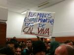 Decenas de estudiantes esperan a Felipe González en la universidad con pancartas sobre los GAL y gritos de "fascista"