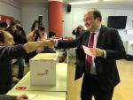 Iceta avisa tras revalidar como líder del PSC que el PSOE "no puede ser la muleta" del PP