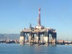 La plataforma petrolífera que permanecía en el puerto de Málaga sale hacia Turquía para ser desguazada