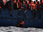 Salvan a más de 5.600 inmigrantes en aguas del Mediterráneo en un solo día