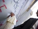 El Papa reza en el muro que separa Belén y Jerusalén