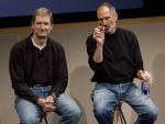 Steve Jobs y Tim Cook juntos durante la presentación del MacBook Air en Cupertino en 2007