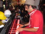 Un joven alemán lleva 17 horas tocando el piano en Taksim para "proteger" a los activistas de la Policía