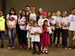 Alejandro Sanz visita a niños enfermos de cáncer en México y les entrega muñecos para luchar contra la enfermedad