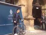 Gómez Noya posa con una bicicleta nada más llegar a Oviedo