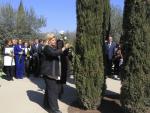 Cifuentes entrega a la presidenta de honor de la AVT el carné de afiliada al PP de Madrid