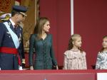 Los Reyes presiden con sus hijas su primer desfile de la Fiesta Nacional