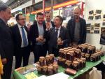 Revilla ensalza en la Feria Apícola la "contribución" de la industria alimentaria a fijar población rural