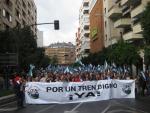 Unas 2.000 personas se manifiestan en Badajoz para reclamar un tren digno para Extremadura