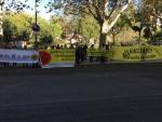 Una veintena de activistas piden ante el CSN la dimisión de su presidente