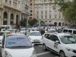 Una caravana de taxis recorre el centro de Valencia contra los tratados de libre comercio del TTIP y CETA