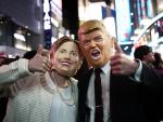 En el Halloween japonés Clinton abraza a Trump