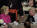 Un día de respiro en la campaña: Trump y Clinton se ríen juntos y se saludan