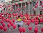 Save the Children suelta 423 globos rojos frente al Congreso para recordar a los menores ahogados en el Mediterráneo
