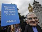 Suspendida la comparecencia parlamentaria de los Murdoch tras un intento de agresión
