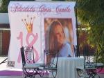Alfombra de color rosa y corona dorada para los 18 años de Gloria Camila