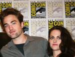 Robert Pattinson y Kristen Stewart comparten besos y caricias junto a la piscina