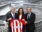 La alcaldesa firma un convenio con la Fundación Atlético de Madrid para crear una escuela de fútbol
