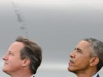 David Cameron y Barack Obama durante un espectáculo aéreo durante la cumbre de la OTAN